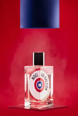 perfume red background blue tube noel au balcon