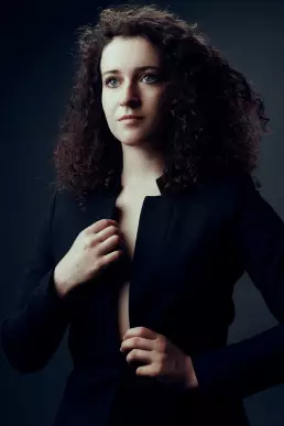 woman portrait fineart dark ambiance feminity